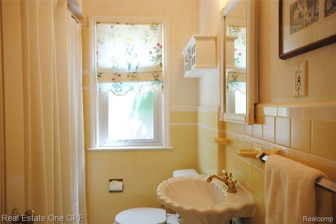 1325 Roslyn Road Grosse Pointe, MI 48236 - Photo 10 of 33 DSC_3762.jpg