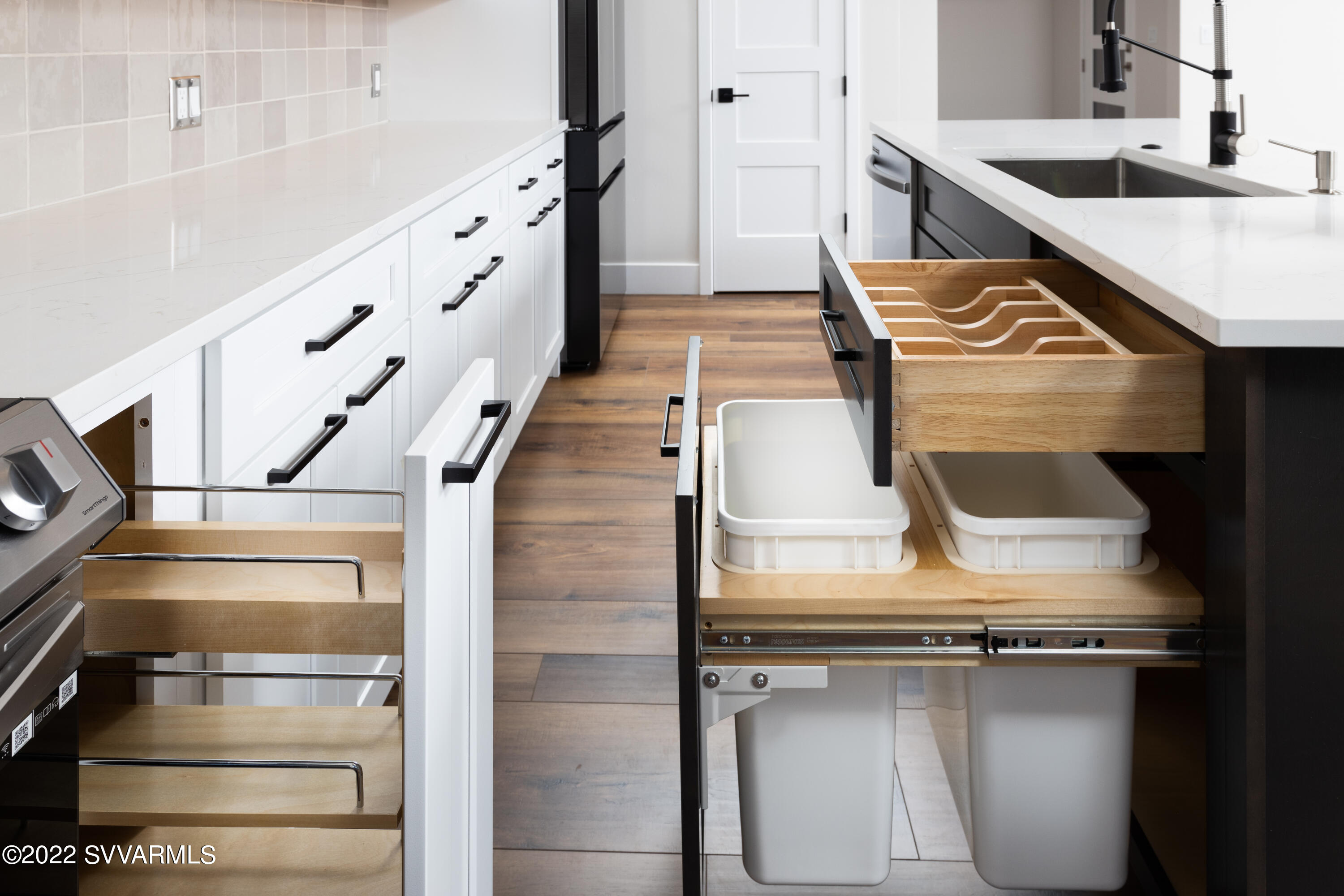 2255 Road Runner Road Sedona, AZ 86336 - Photo 19 of 44 Kitchen Pull Outs