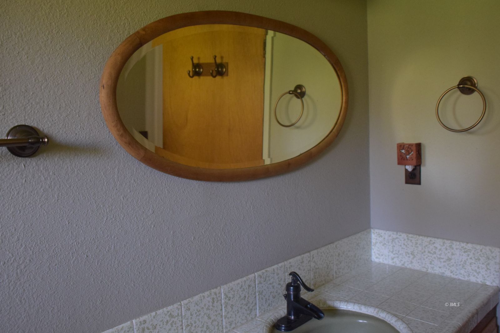 140 Iris Bishop, CA 93514 - Photo 12 of 19 a bathroom with a sink and mirror