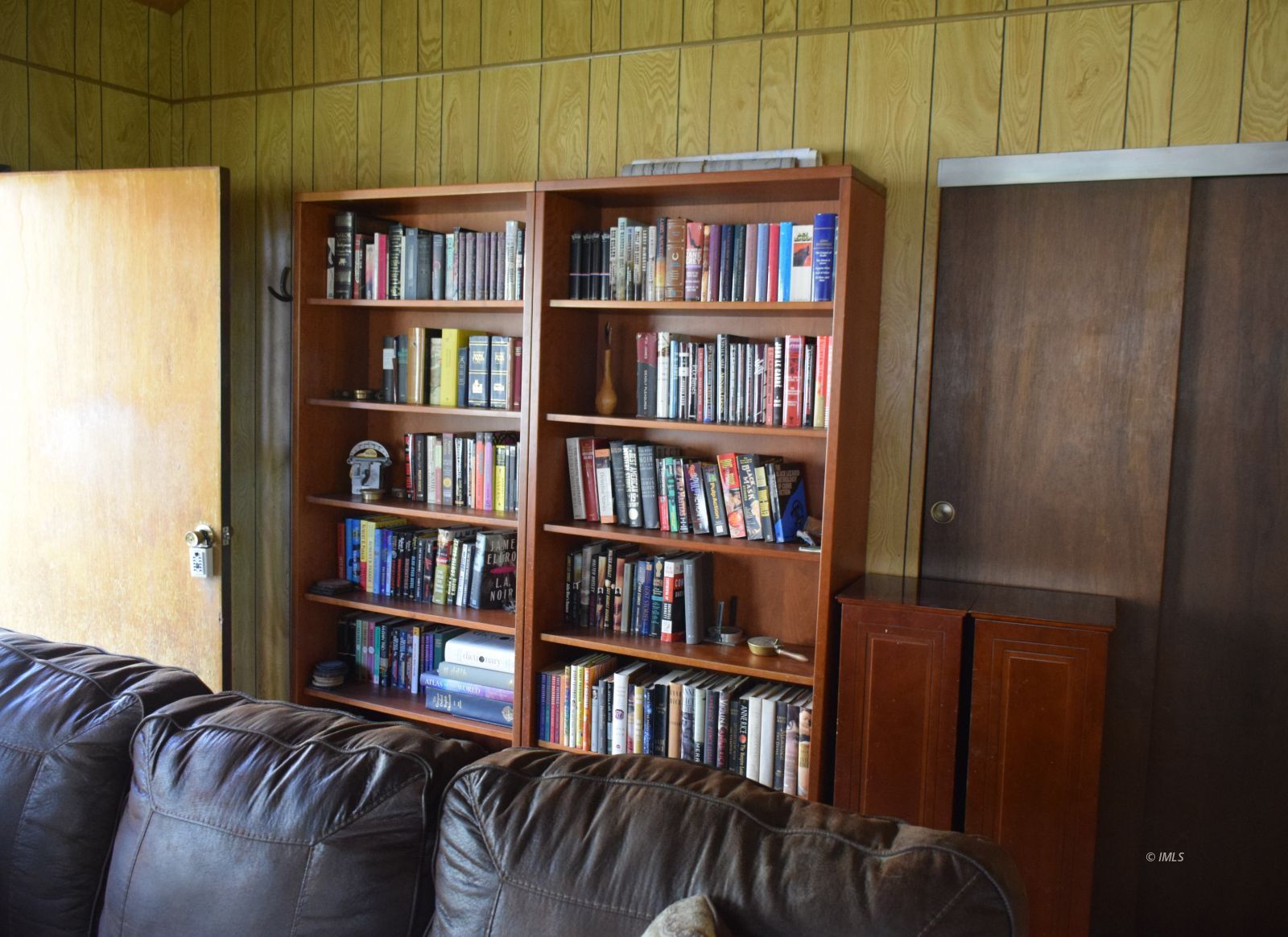 140 Iris Bishop, CA 93514 - Photo 6 of 19 a view of a livingroom with furniture and book shelf