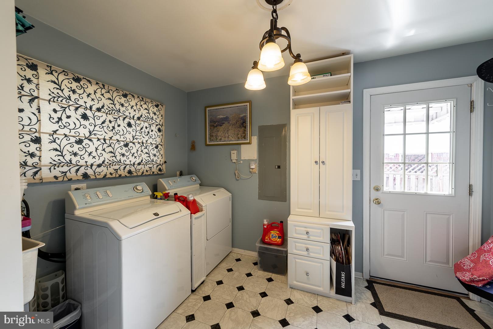 10813 Gainsborough Road Potomac, MD 20854 - Photo 18 of 41 1st floor Laundry w/build-ins & door to side pati