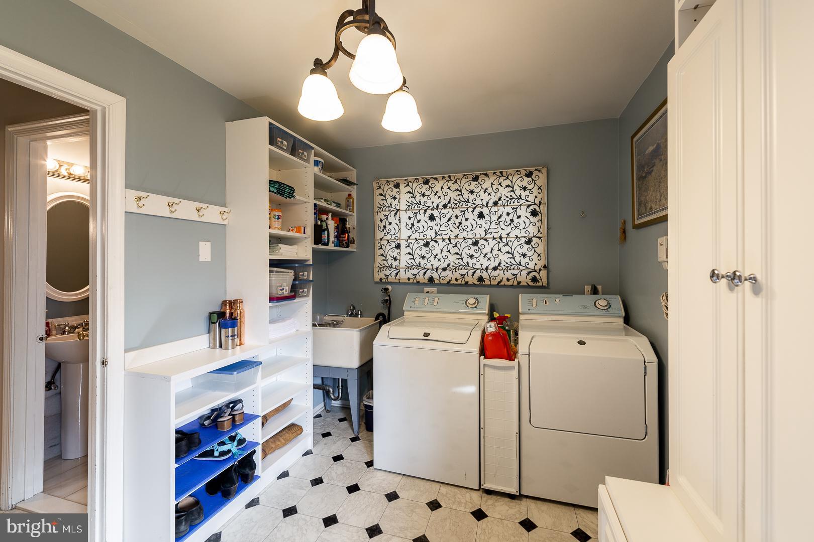 10813 Gainsborough Road Potomac, MD 20854 - Photo 19 of 41 Organized... Washer Dryer convey