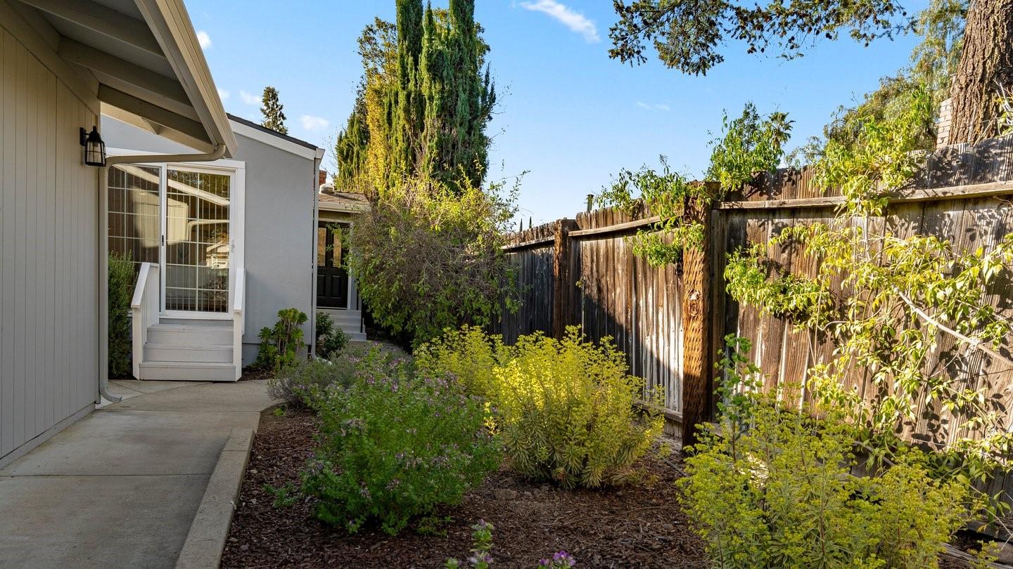 14355 La Rinconada Drive Los Gatos, CA 95032 - Photo 4 of 42 a backyard of a house with lots of green space