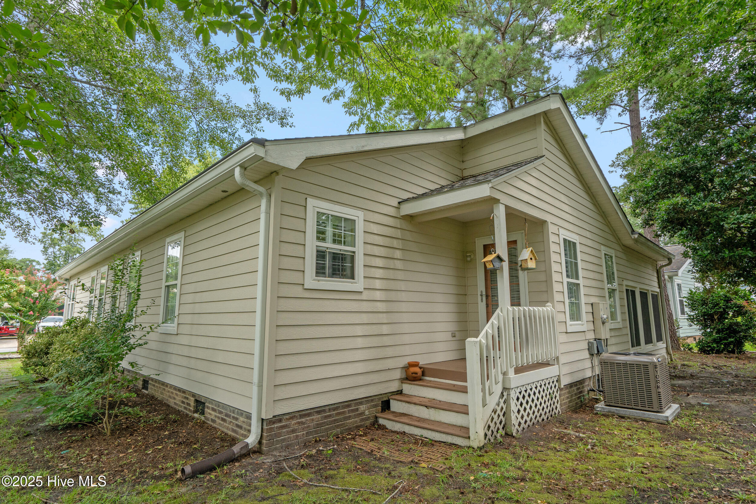 396 Deer Path Calabash, NC 28467 - Photo 23 of 33 Easy access to the owners suite from the rear yard.