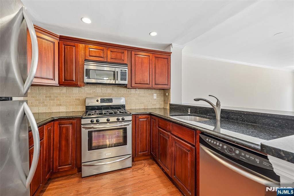 302 Chase Court, Unit 302 Edgewater, NJ 07020 - Photo 7 of 46