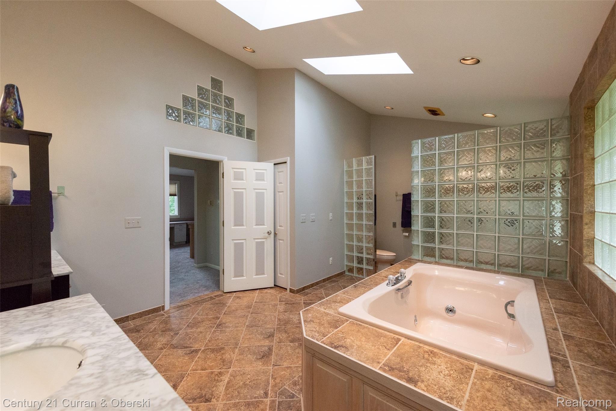 3011 Bamlet Road Royal Oak, MI 48073 - Photo 43 of 59 This en suite bathroom is huge!