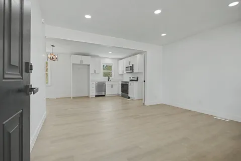 $284,500 | 131 Lakeside Drive, Columbia, TN 38401