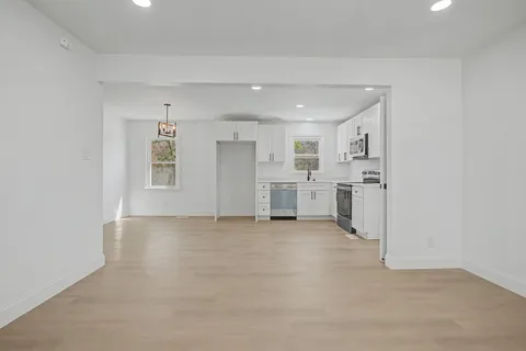 $284,500 | 131 Lakeside Drive, Columbia, TN 38401