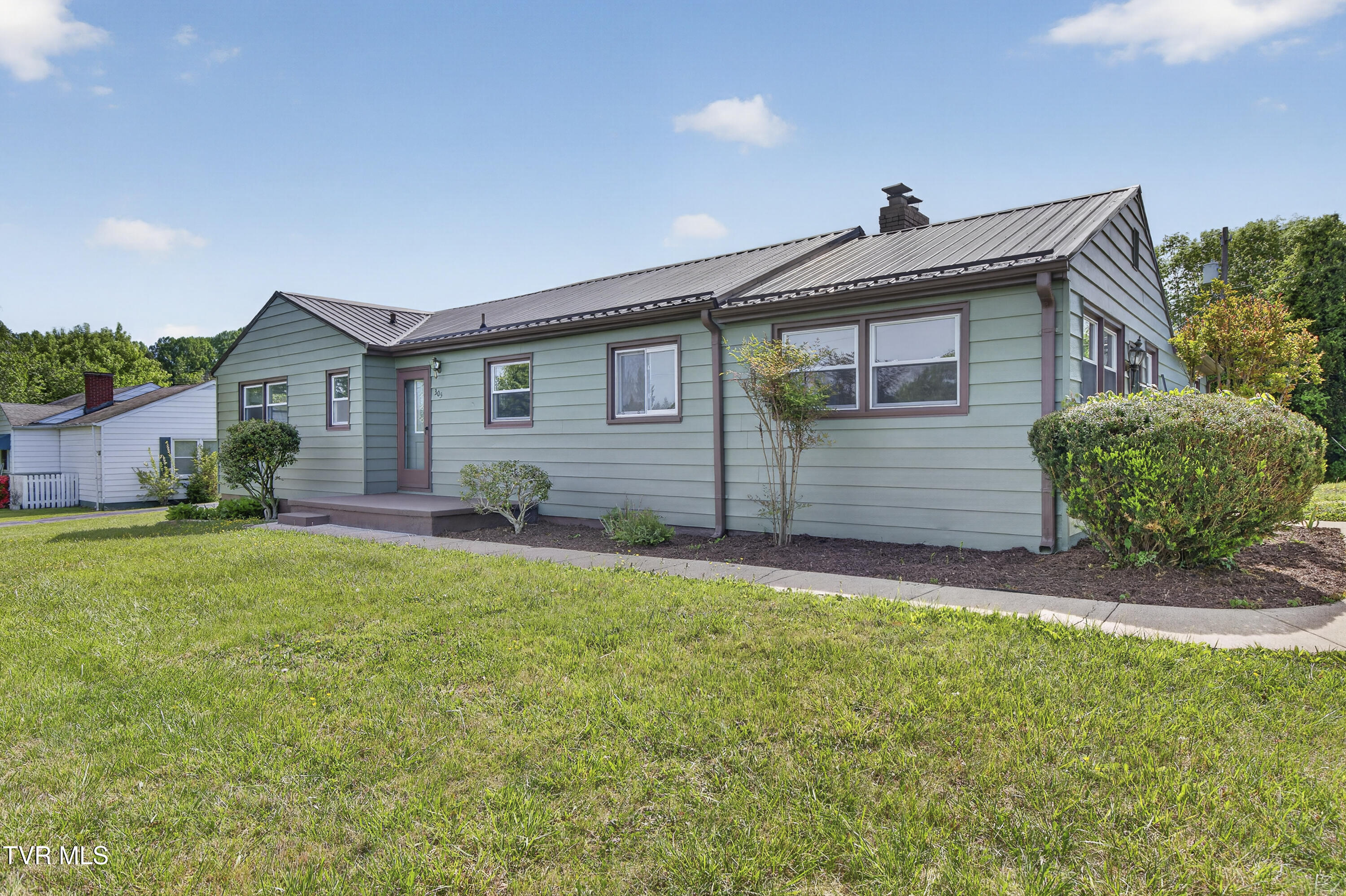 305 Cherokee Road Bristol, VA 24201 - Photo 2 of 25 304-Cherokee-Rd-Bristol-VA Caroline-Blev