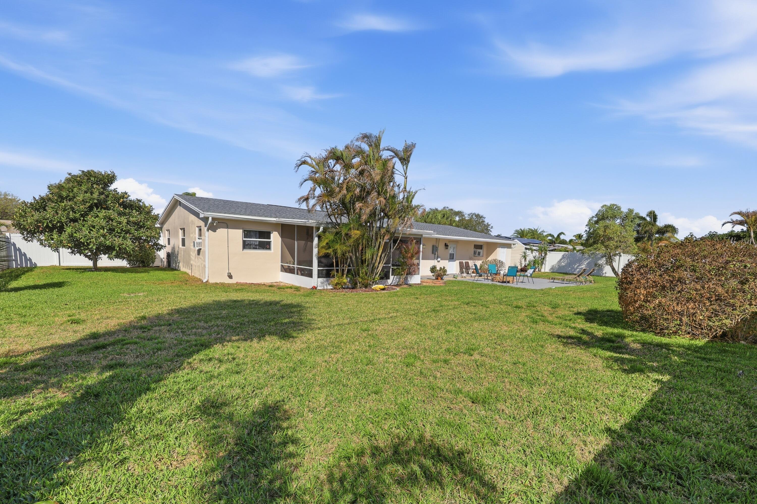 305 Circle East Jupiter, FL 33458 - Photo 33 of 36 Yard