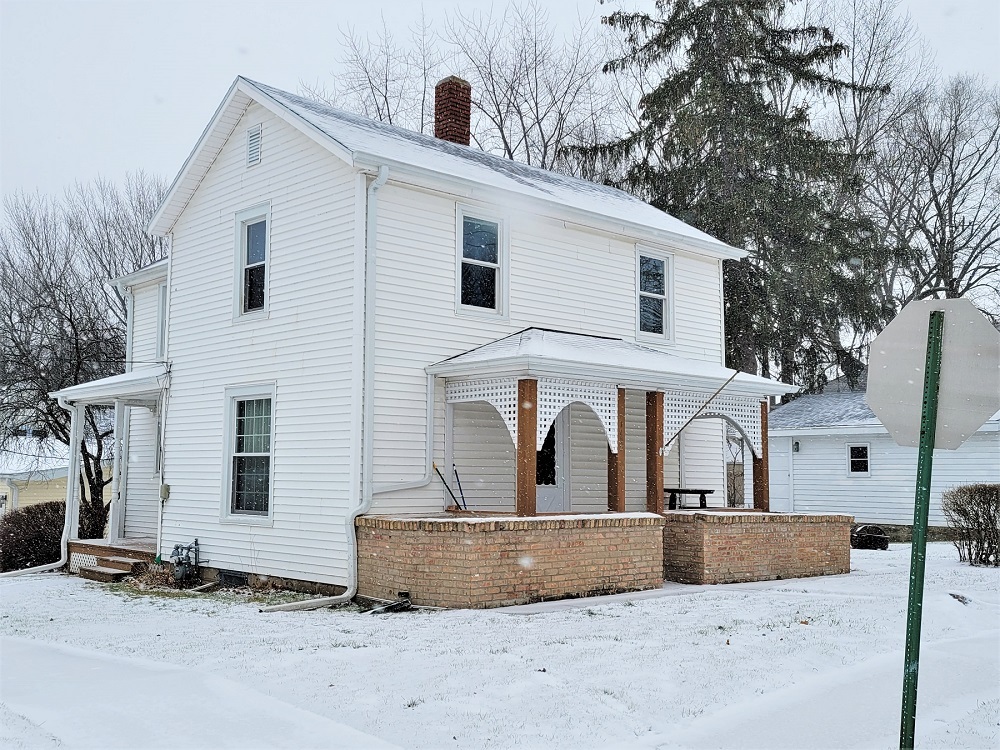 1002 Chestnut Avenue Dixon, IL 61021 - Photo 2 of 30 a view of a white house