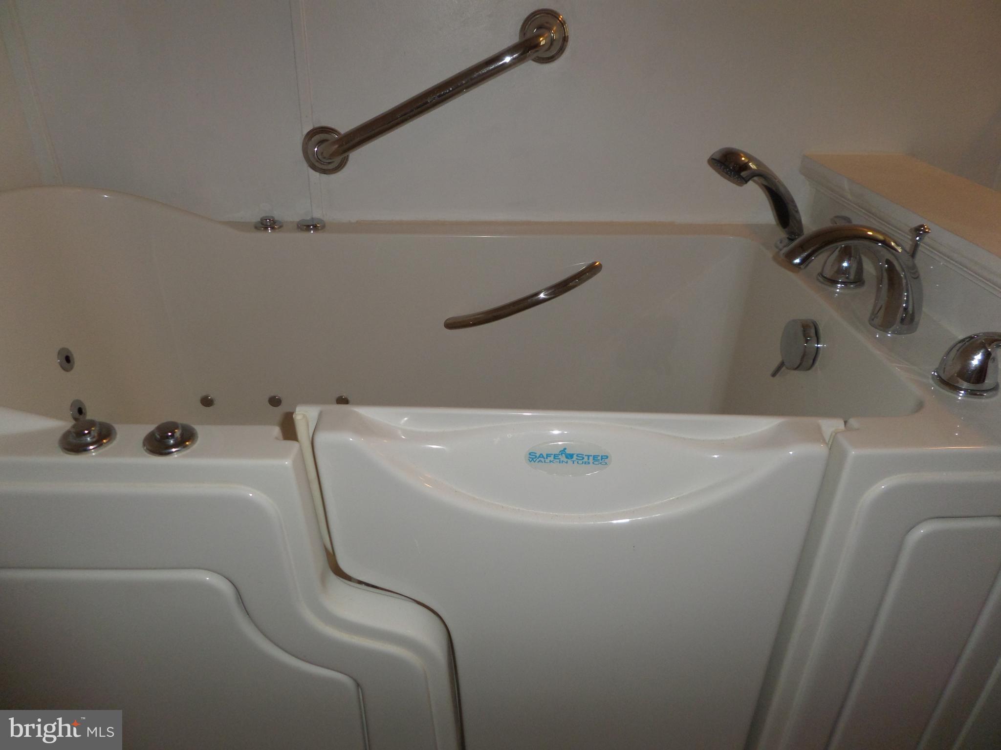 44 Valley Bottom Road Aberdeen, MD 21001 - Photo 15 of 28 Bath (Master) Walk-in tub