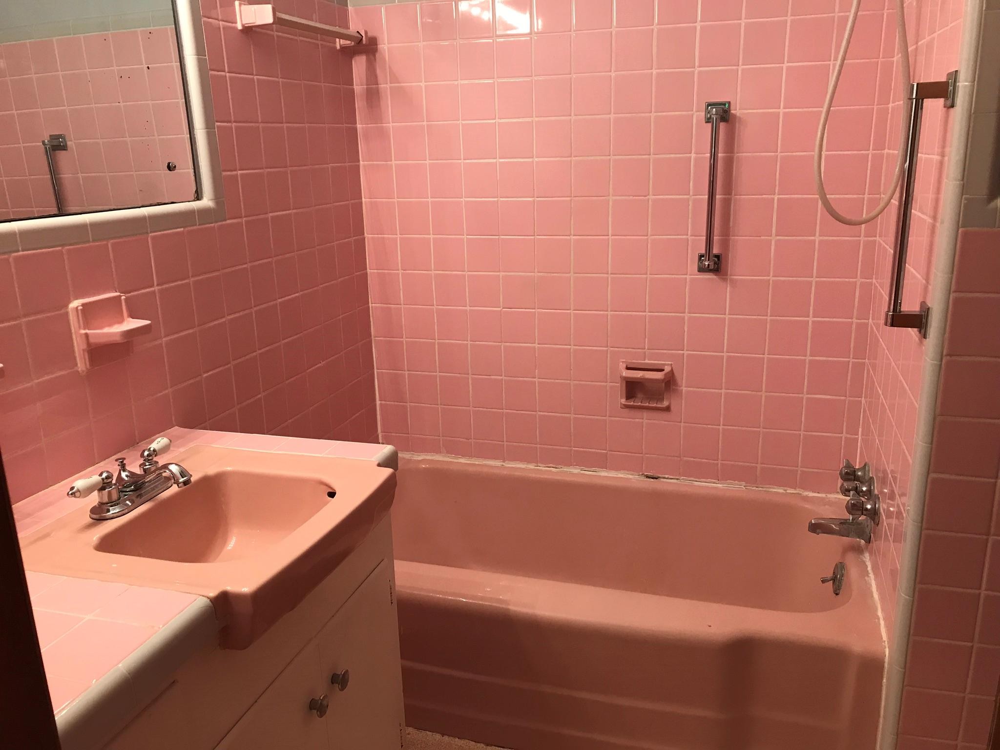 150 North Seneca Road Oak Ridge, TN 37830 - Photo 8 of 23 a bathroom with a sink and a bathtub