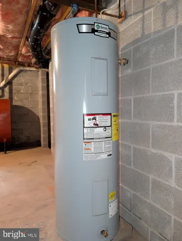 a view of empty room with windows