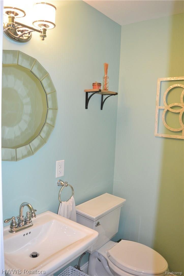 981 Hemlock Drive Rochester, MI 48307 - Photo 23 of 40 FF Powder Room