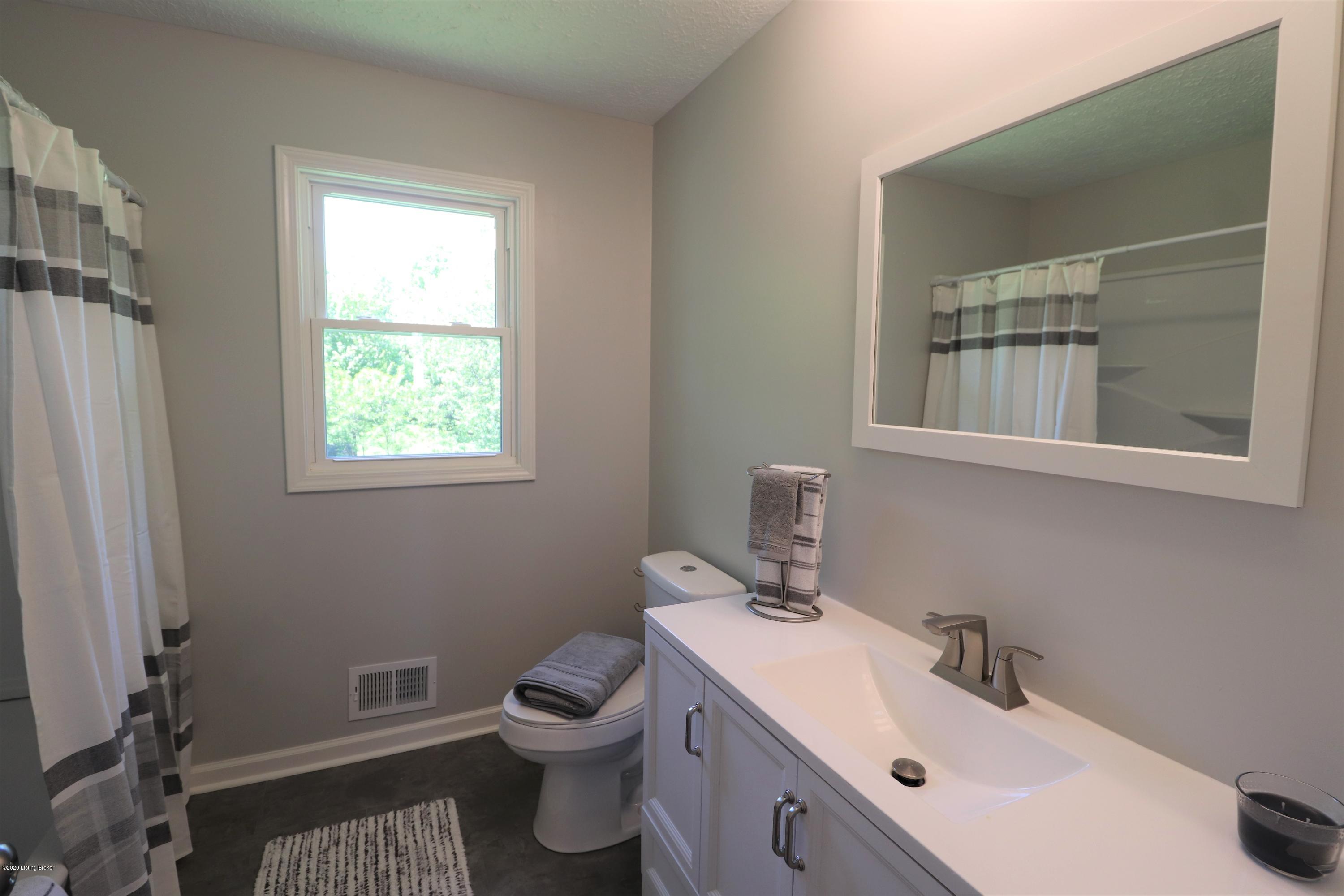 6808 Fernhaven Road Louisville, KY 40228 - Photo 11 of 18 Bath 1