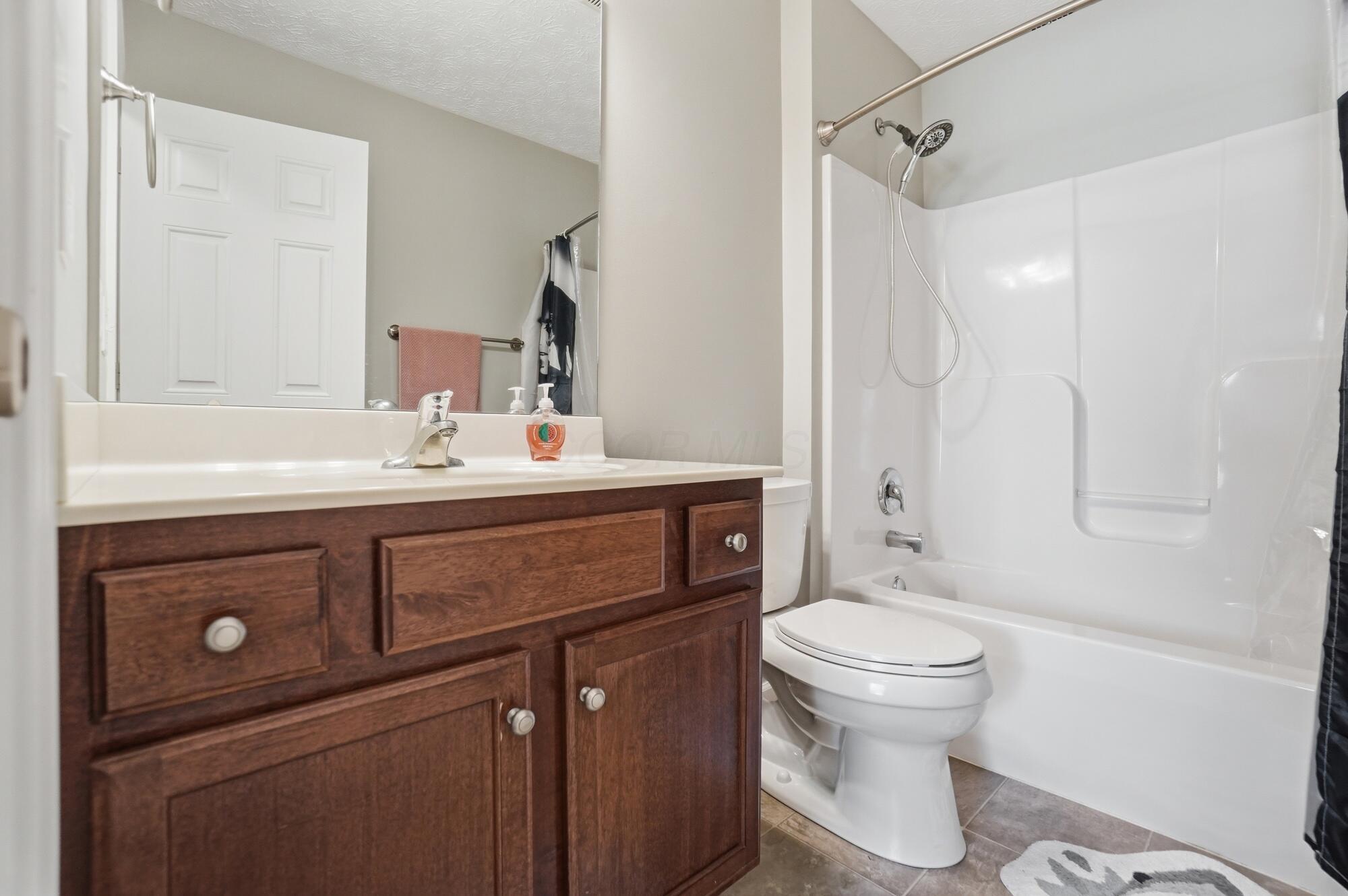 1728 Hunters Ridge Drive Troy, OH 45373 - Photo 30 of 47 Main Full Bath - 1728 Hunters Ridge Drive, Troy, OH 45373