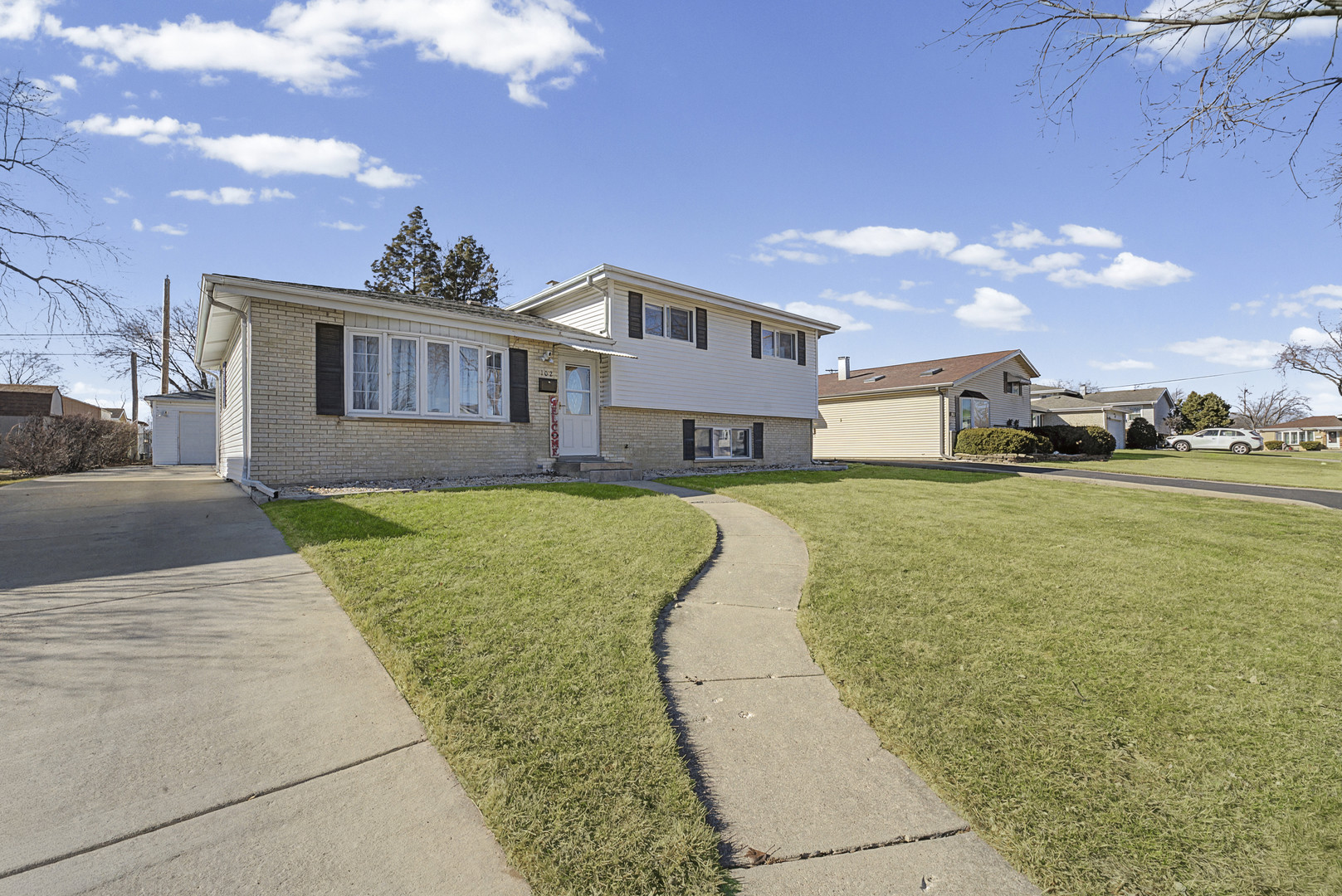 a view of a house with a yard