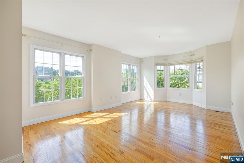 337 The Promenade, Unit 337 Edgewater, NJ 07020 - Photo 19 of 28