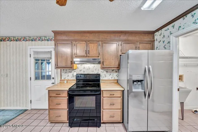 a view of livingroom with furniture
