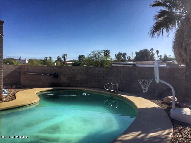 1854 West Dominy Road Tucson, AZ 85713 - Photo 30 of 30 swimming pool view