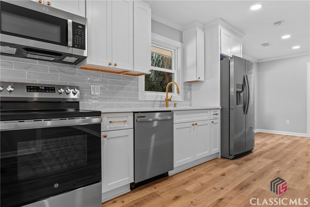 501 Cherokee Ridge Athens, GA 30606 - Photo 10 of 42 Custom Cabinetry, Quartz Countertops, Stainless Steel Appliances