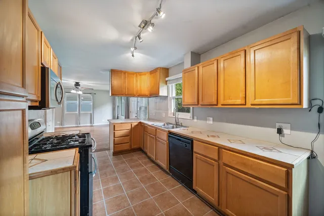 $1,800 | 1112 Villa Vista Drive, Round Lake Beach, IL 60073