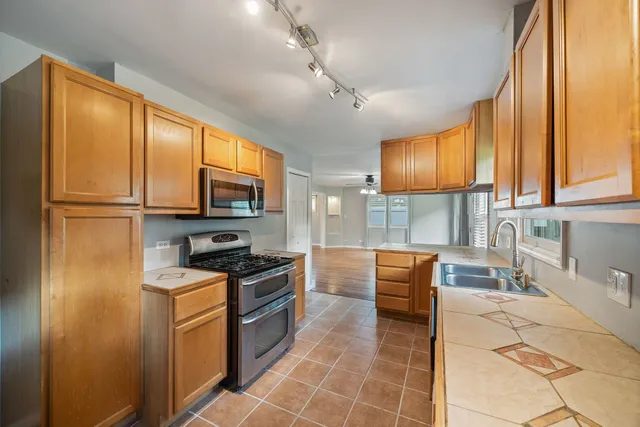 $1,800 | 1112 Villa Vista Drive, Round Lake Beach, IL 60073