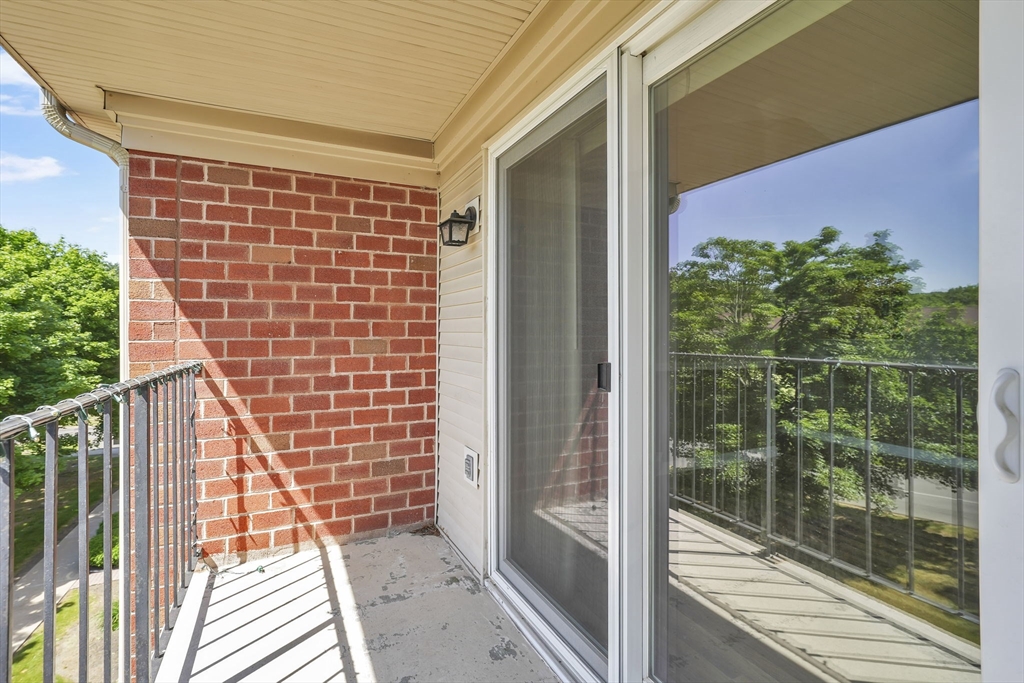 16 Maple Crest Circle, Unit J Holyoke, MA 01040 - Photo 5 of 34
