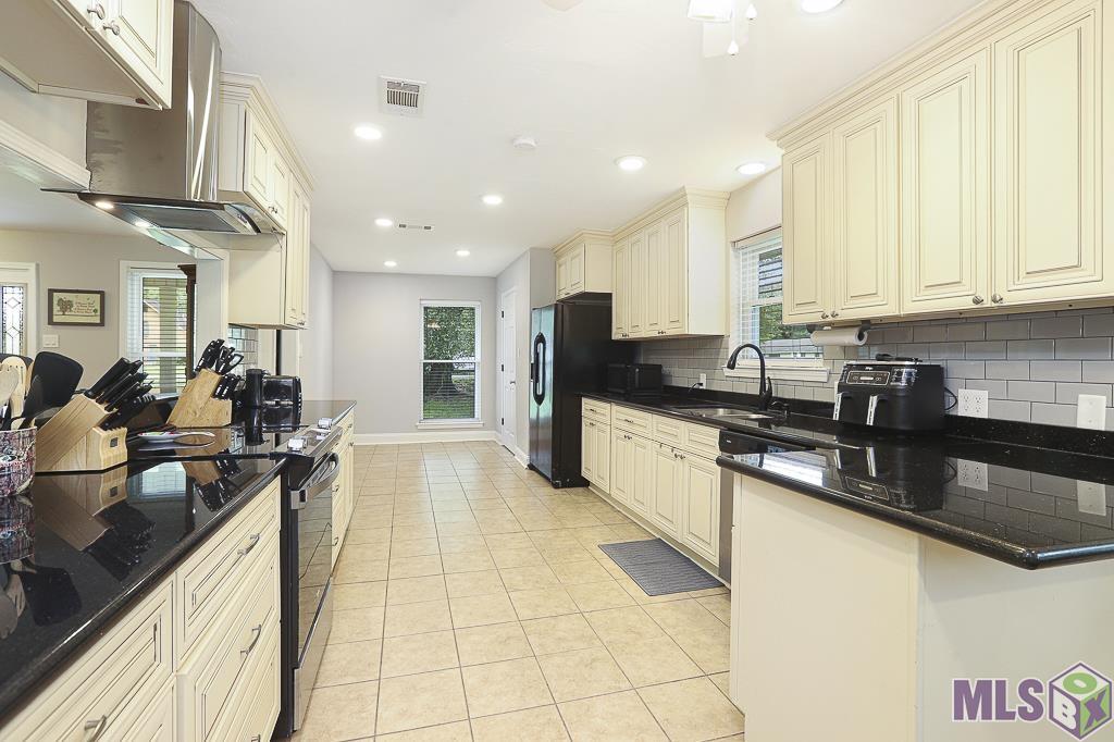 11052 Buxton Road St. Amant, LA 70774 - Photo 5 of 24
