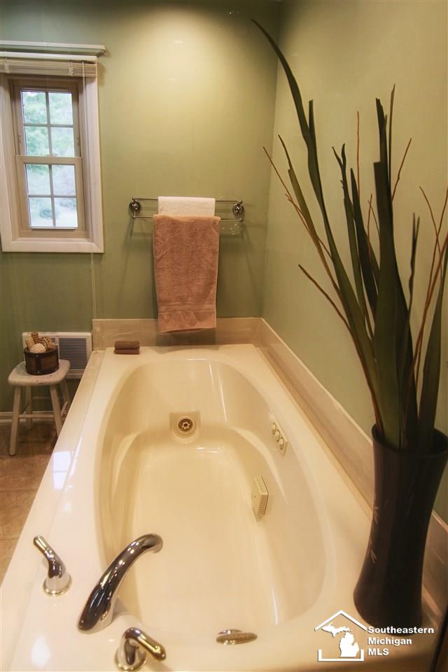 2648 Consear Road Lambertville, MI 48144 - Photo 25 of 42 Jacuzzi Tub