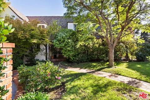 a view of a back yard