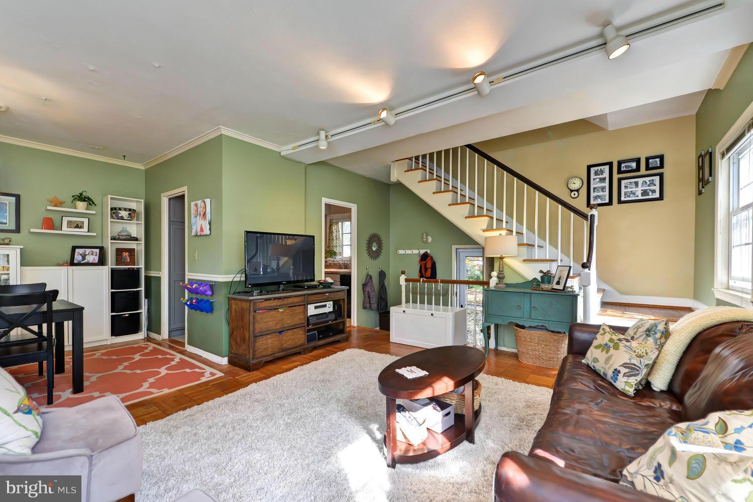 3226 Gunston Road, Unit 720 Alexandria, VA 22302 - Photo 3 of 24 Living Room