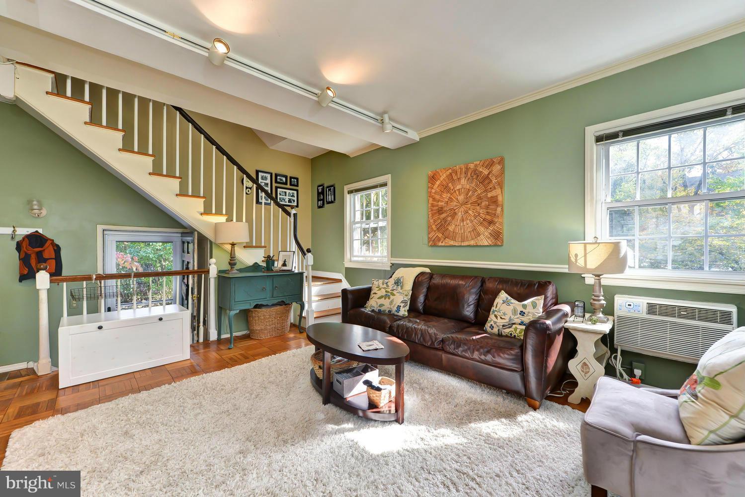 3226 Gunston Road, Unit 720 Alexandria, VA 22302 - Photo 4 of 24 Living Room