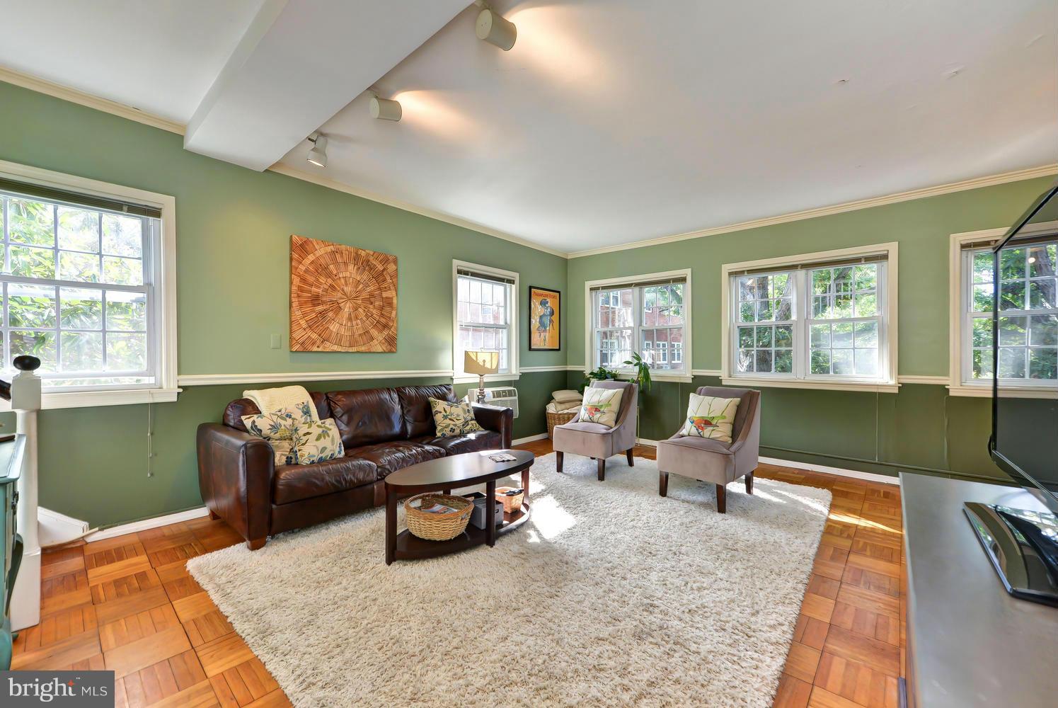 3226 Gunston Road, Unit 720 Alexandria, VA 22302 - Photo 5 of 24 Living Room