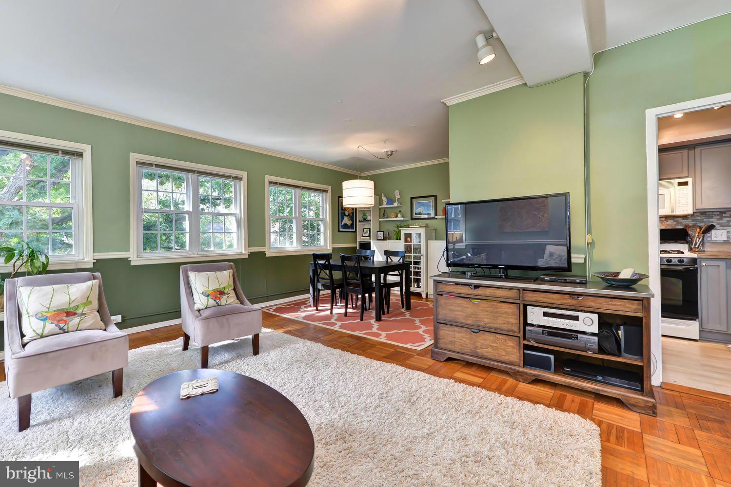 3226 Gunston Road, Unit 720 Alexandria, VA 22302 - Photo 7 of 24 Living Room