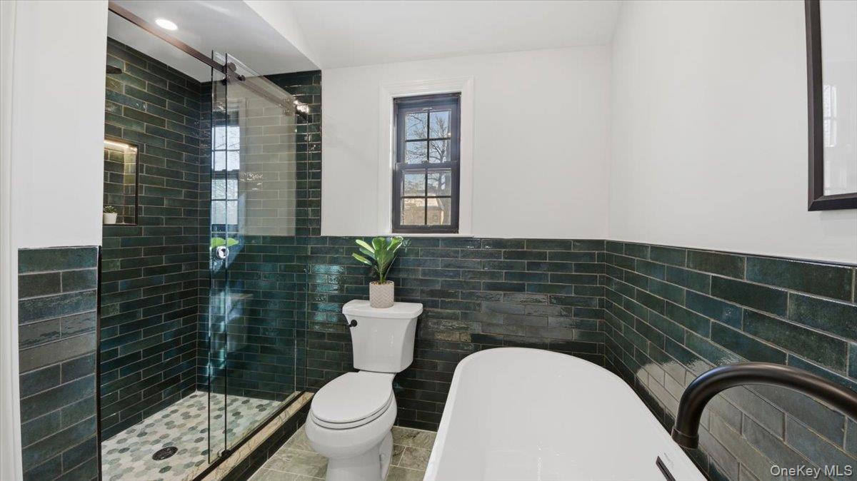 18 Lakeside Drive New Rochelle, NY 10801 - Photo 26 of 43 a bathroom with a toilet a sink and mirror
