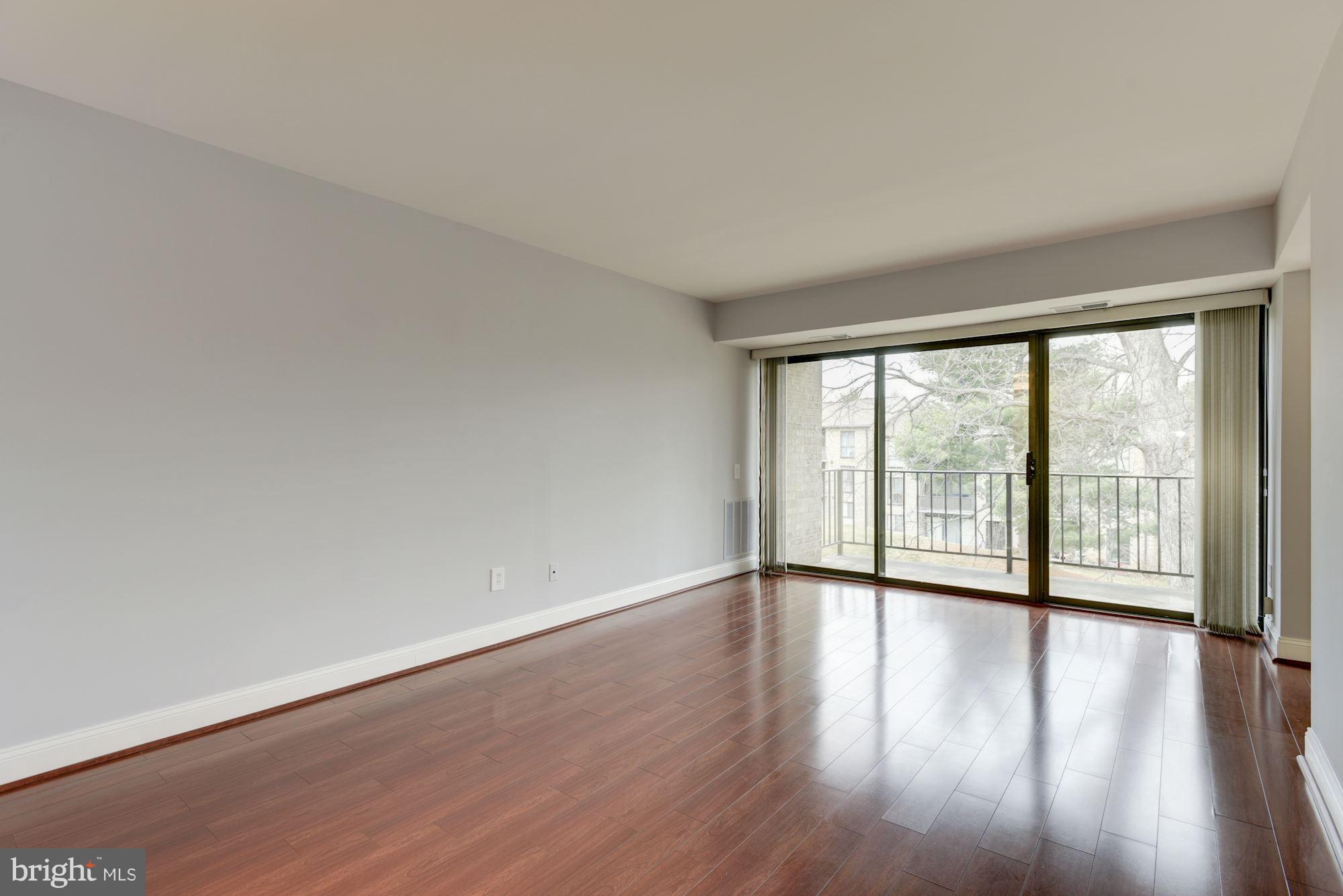2018 Colts Neck Road, Unit 22 Reston, VA 20191 - Photo 5 of 26 Living Room