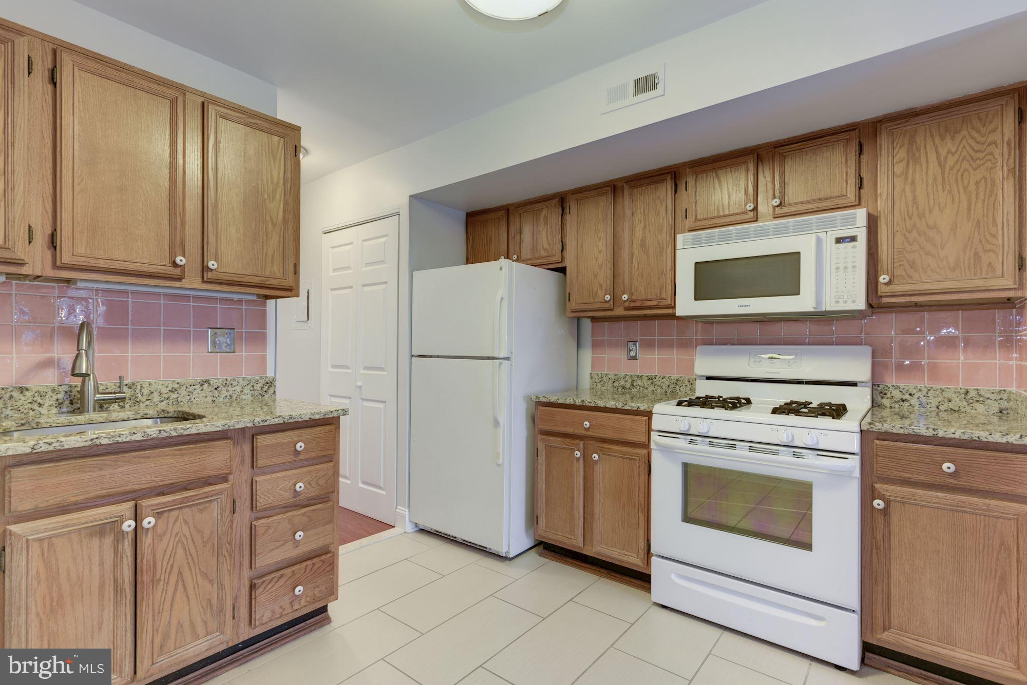 2018 Colts Neck Road, Unit 22 Reston, VA 20191 - Photo 10 of 26 NEW microwave, NEW garbage disposal