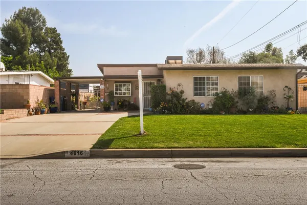 a view of a yard in front of a house