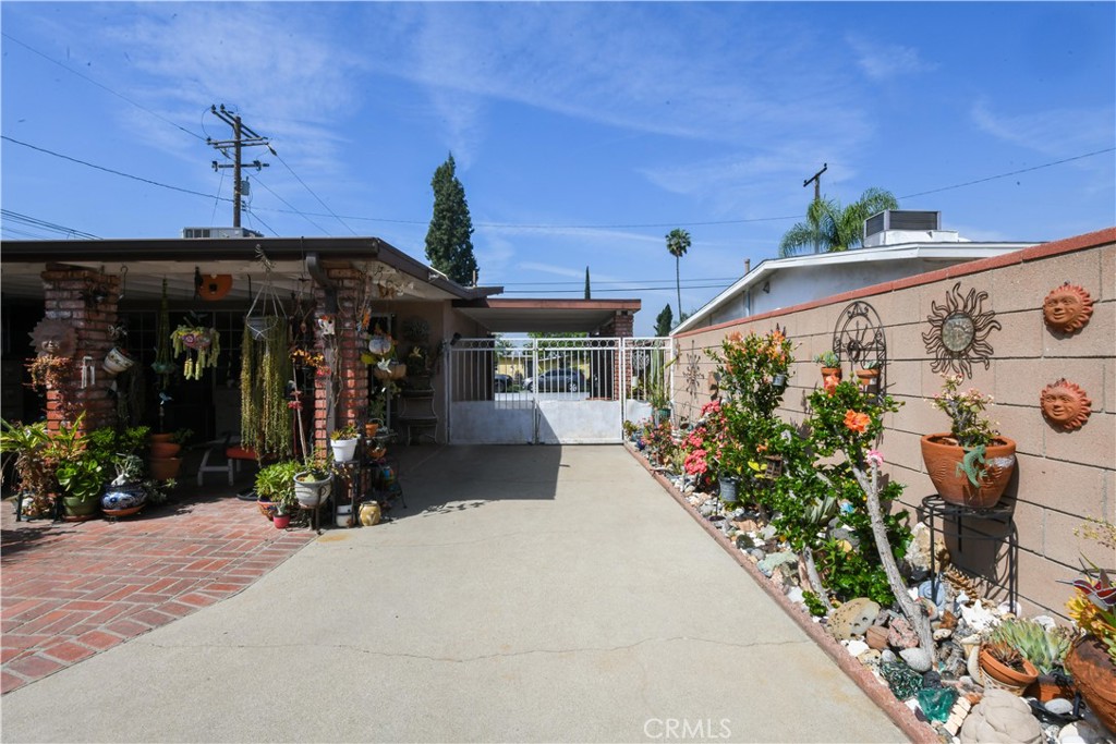 4616 North Roxburgh Avenue Covina, CA 91722 - Photo 23 of 23 a view of a chairs and table in patio