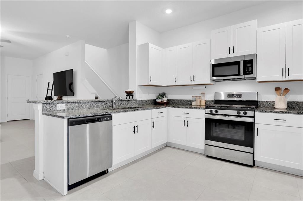 8211 Crescent Oaks Drive New Port Richey, FL 34655 - Photo 7 of 28