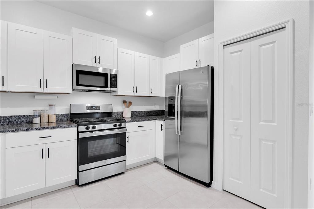 8211 Crescent Oaks Drive New Port Richey, FL 34655 - Photo 8 of 28