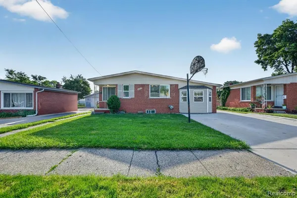 $219,900 | 30534 Hennigan Street, Roseville, MI 48066