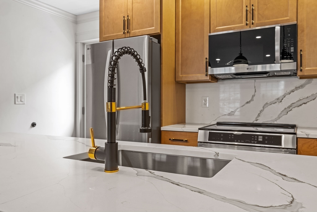 9 Swan Street, Unit 2 Beverly, MA 01915 - Photo 5 of 36