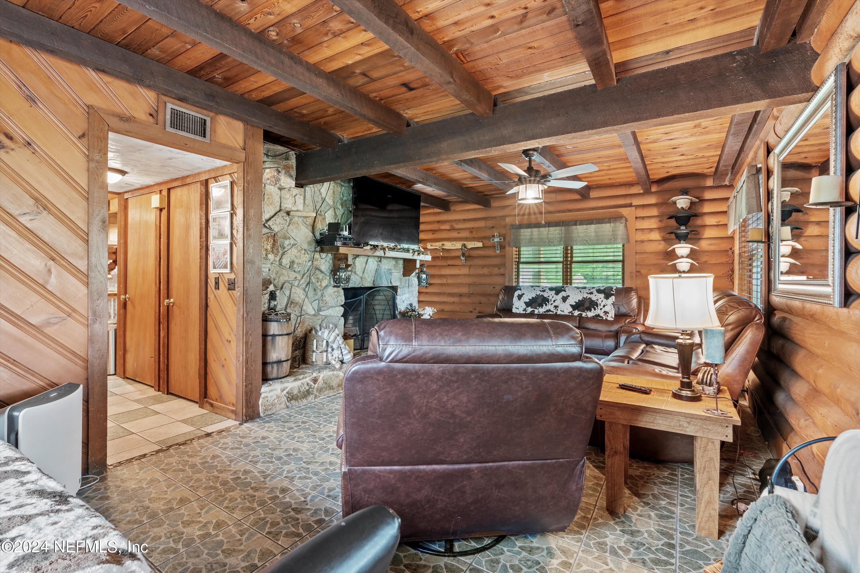 104 Wippletree Road Palatka, FL 32177 - Photo 11 of 37 11-Living Room