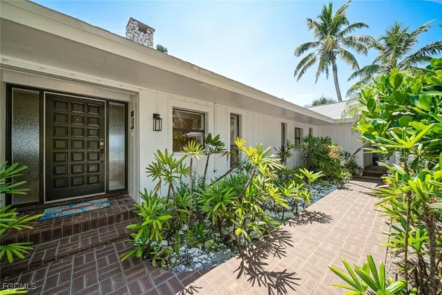 a view of a entryway front of house