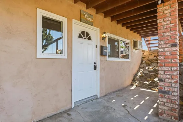 $1,900 | 1031 Country Club Drive, Escondido, CA 92029