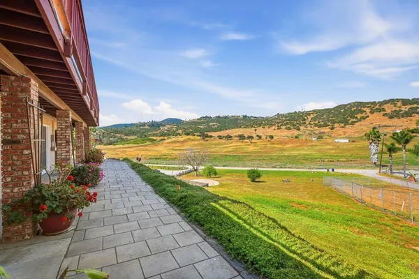 $1,900 | 1031 Country Club Drive, Escondido, CA 92029