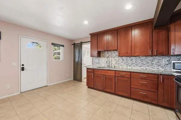 $1,900 | 1031 Country Club Drive, Escondido, CA 92029